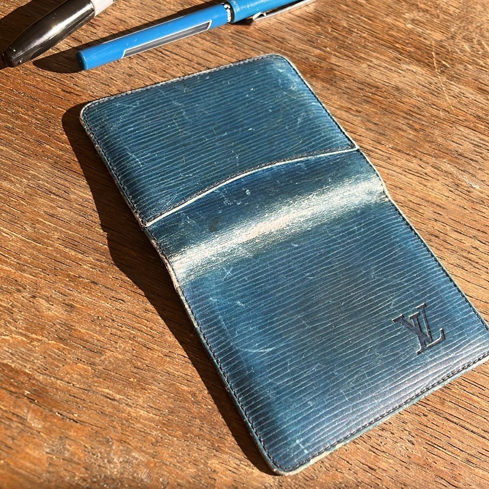 Louis Vuitton blue epi bifold wallet. Tired but still cute - Picture 4 of 6